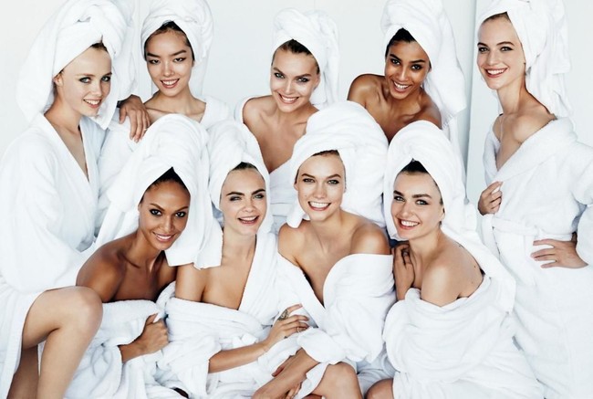 Fotografer fashion Mario Testino memiliki koleksi foto bernama Towel Series yang ia mulai sejak 2013. Di sini, selebriti hingga supermodel rela difoto hanya dengan handuk demi sang footgrafer legendaris. Foto: ist