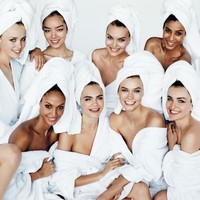 Fotografer fashion Mario Testino memiliki koleksi foto bernama Towel Series yang ia mulai sejak 2013. Di sini, selebriti hingga supermodel rela difoto hanya dengan handuk demi sang footgrafer legendaris. Foto: ist