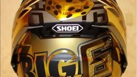 Helm emas ini bukan pertama kali dipakai Marquez untuk selebrasi setelah menyabet gelar juara dunia. Foto: Instagram @dave_designs