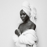 Model senior Naomi Campbell berpose seduktif berbalut handuk. Foto: ist
