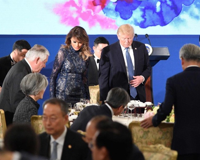 Di kesempatan berikutnya, Melania Trump mengganti siluet bulky dengan gaun cantik berhias payet dari J.Mendel seharga 9.516 atau Rp 168 juta. Foto: Dok. AFP