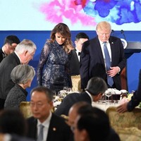 Di kesempatan berikutnya, Melania Trump mengganti siluet bulky dengan gaun cantik berhias payet dari J.Mendel seharga 9.516 atau Rp 168 juta. Foto: Dok. AFP