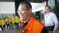 Yudi Widiana berjalan sambil melempar senyuman.
