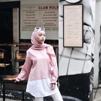Joyagh memakai atasan dengan warna millenial pink yang memiliki aksen ruffle di pundak. Ia sengaja memadukan atasan polos tersebut dengan kerudung warna serupa agar tetap matching dan feminin. Warna millenial pink ini memang memberikan sentuhan yang cocok untuk wanita feminin. Foto: Dok. Instagram