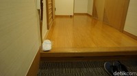 Foto: Kamar ala ryokan ini berada di lantai 7 Hotel Mielparque Osaka. Ada semacam koridor untuk kita melepaskan sepatu, persis seperti di rumah Nobita. Koridor ini dinamakan Genkan. (Wahyu/detikTravel)