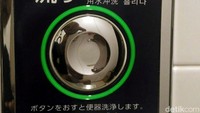 Sementara untuk flush, traveler tinggal memencet tombol ini. Selain dalam bahasa Jepang, petunjuk penggunaan toilet juga ditulis dalam bahasa Inggris untuk mempermudah wisatawan (Wahyu/detikTravel)