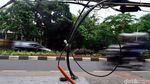 Duh, Kabel Semrawut Bahayakan Pengguna Jalan