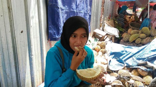 Menikmati makan durian Purworejo