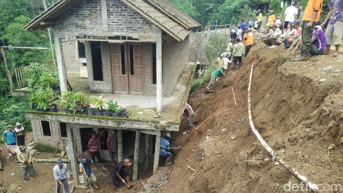 Longsor Terjang Satu Rumah dan Dua Jalan Desa di Magelang