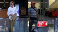 Dia hanya mengaku baru saja menjalani pemeriksaan. Sementara untuk kasusnya ia mengaku tak tahu menahu.
