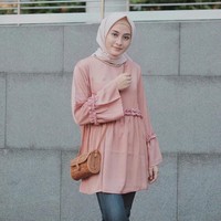 Cantiknya Helmi Nursifah dengan tunik millenial pink. Aksen ruffle pada bagian pinggang dan lengan membuat penampilan lebih atraktif. Ia memadukan gaya kasualnya dengan jilbab simpel yang diikat ke belakang. Foto: Dok. Instagram