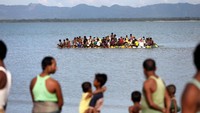 Pengungsi Rohingya lainnya melihat saudara berjuang menyeberangi sungai. Mohammad Ponir Hossain/Reuters.