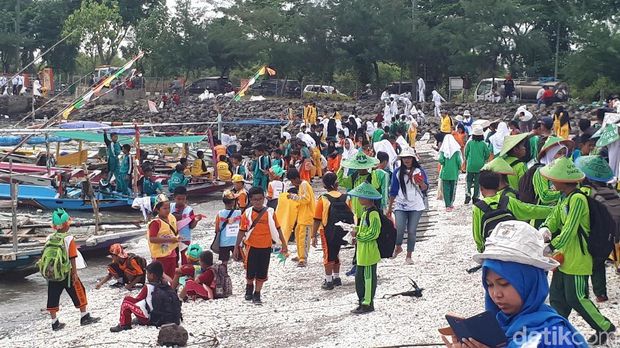 Bersih-besrsih Sampah di Pesisir Bulak, Gus Ipul Puji Risma