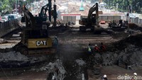Sejumlah ekskavator terus beroperasi membangun underpass.