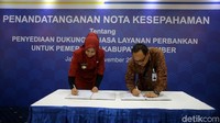 Bupati Jember Faida (kiri) dan Direktur Utama Bank Tabungan Negara Maryono (kanan) menandatangani naskah kerja sama.