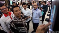 Imam meninjau foto yang dipamerkan.