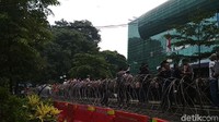 Polisi juga menyiapkan kendaraan taktis di lokasi. Tiga unit mobil barracuda dan satu water canon disiagakan. Selain itu, kawat besi sepanjang 20 meter juga dipasang di depan gedung lokasi sidang.