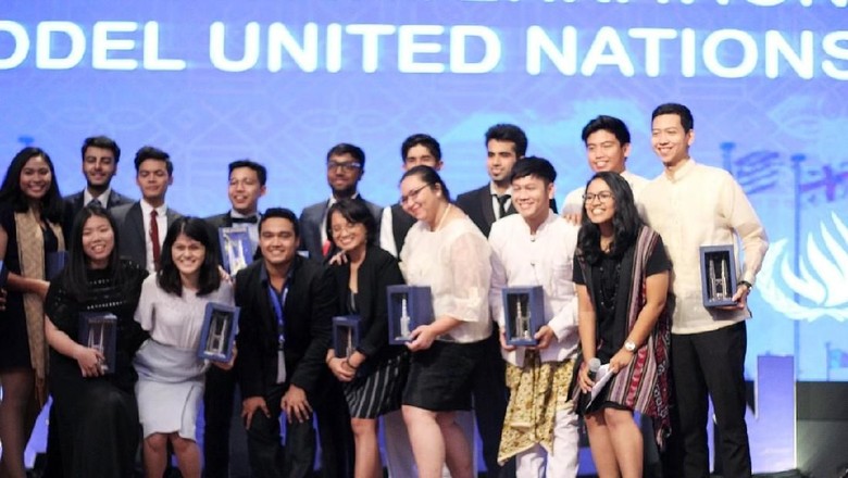 Berpakaian Adat Sunda, Mahasiswa Ini Wakili RI Jadi Juri Sidang IMF Berpakaian Adat Sunda, Mahasiswa Ini Wakili RI Jadi Juri Sidang IMF