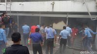 Ruang AHU Gedung DPR Kebakaran, Pamdal Pecahkan Kaca