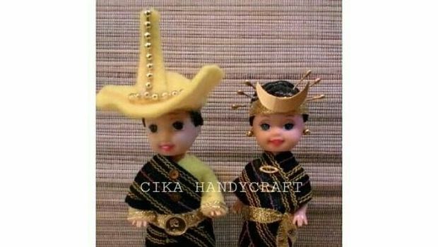 Bisnis boneka berbusana adat