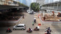 Arus lalu lintas di sekitar proyek terpantau sangat padat saat jam sibuk khususnya pagi dan sore hari.