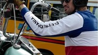 Suami Mieke Amalia itu memang lebih suka mengendarai motor sehari-harinya. Mobil hanya digunakan Tora untuk keperluan tertentu. Foto: Instagram @t_orasudi_ro