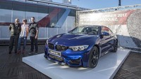 Karena ini adalah 5 kali berturut-turut, berarti total ada 5 mobil BMW yang sudah digondol Marquez. Foto: BMW.