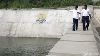 Petugas Kementerian PUPR nampak meninjau lokasi dam.