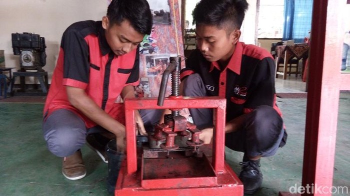 Di Tangan Siswa SMK Ini, Gambut di Rawa Pening Disulap Jadi Briket