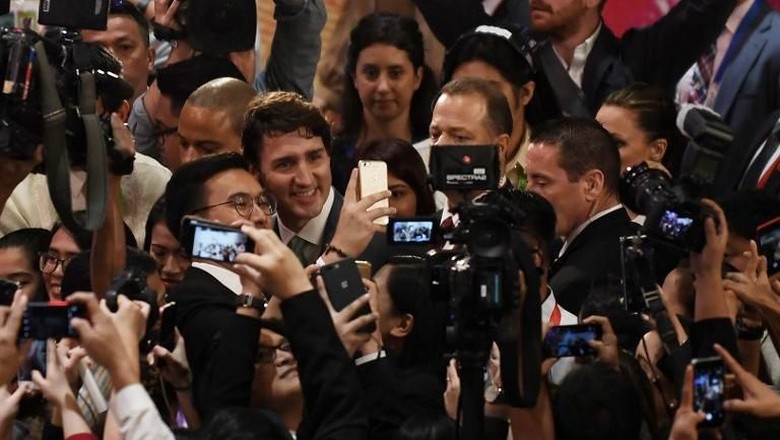 Jurnalis KTT ASEAN Berebut Foto Selfie dengan PM Trudeau Jurnalis KTT ASEAN Berebut Foto Selfie dengan PM Trudeau