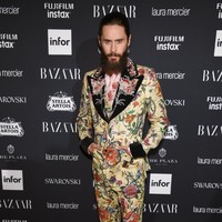 Setelan penuh motif floral yang mencolok jadi pilihan aktor pemenang Oscar ini saat menyambangi  Harpers BAZAAR Celebration of ICONS By Carine Roitfeld di New York City, AS, belum lama ini. (Foto: Getty Images)