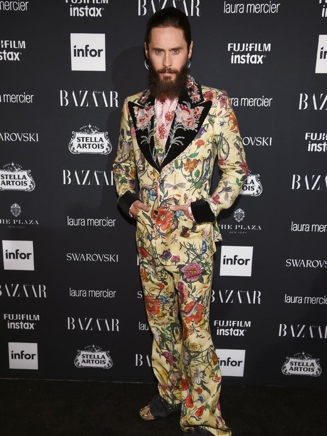 Setelan penuh motif floral yang mencolok jadi pilihan aktor pemenang Oscar ini saat menyambangi  Harpers BAZAAR Celebration of ICONS By Carine Roitfeld di New York City, AS, belum lama ini. (Foto: Getty Images)