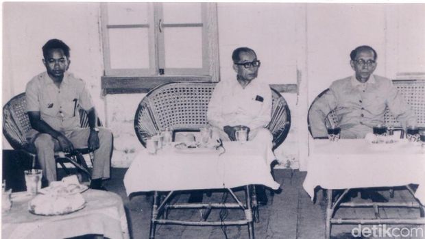 Bung Hatta (tengah) dan PM Noor (kanan)