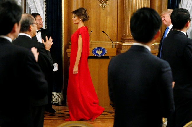 Disambut makan malam formal di Akasaka Palace, Jepang, Melania tampil memesona dengan gaun merah Valentino couture seharga 2.615 pounds atau sekitar Rp 46 juta. Foto: Dok. Getty Images