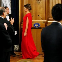 Disambut makan malam formal di Akasaka Palace, Jepang, Melania tampil memesona dengan gaun merah Valentino couture seharga 2.615 pounds atau sekitar Rp 46 juta. Foto: Dok. Getty Images