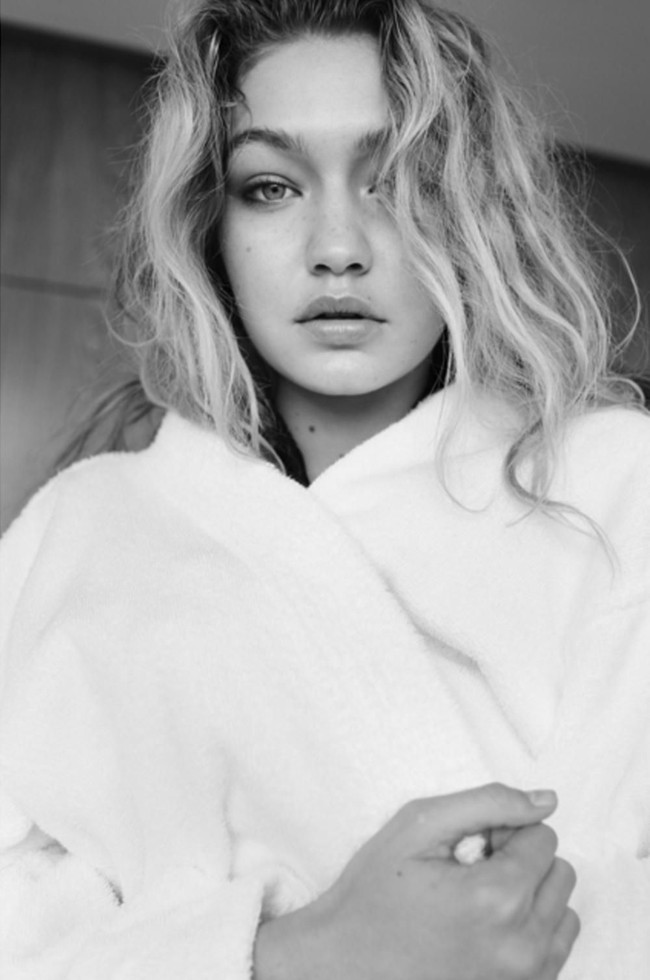 Gigi Hadid memamerkan rambut keriting alaminya untuk Mario Testino. Foto: ist