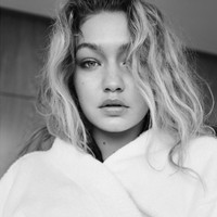 Gigi Hadid memamerkan rambut keriting alaminya untuk Mario Testino. Foto: ist
