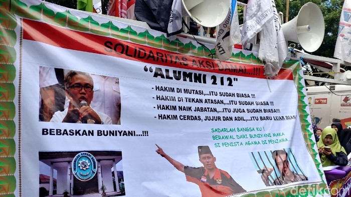 Spanduk Dukungan untuk Buni Yani Bertebaran di Depan Gedung Sidang