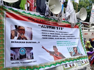 Spanduk Dukungan untuk Buni Yani Bertebaran di Depan Gedung Sidang