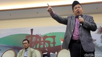 Fahri Hamzah mendukung aksi kartu kuning untuk Jokowi. Pak Jokowi harus menangkap itu menjadi sesuatu yang positif, dan jangan lupa mahasiswa itu tampil bukan karena politik. Dia tampil karena rasa, dan ini ada rasa yang terungkap yang diapresiasi. Jadi Zaadit adalah kita, yang mewakili kita, paparnya. (Foto: Lamhot Aritonang/detikcom).