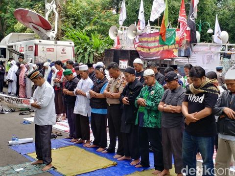  Massa pendukung Buni Yani salat berjemaah, Selasa (14/11/2017)