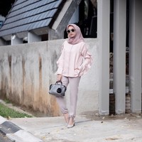 Baju millenial pink dengan aksen ruffle memberikan kesan modern dan struktural. Nabila Hatifa tampil stylish dengan ruffle top millenial pink dan celana lurus. Lihat gaya hijabnya tetap simpel menggunakan warna yang lebih tua sedikit dibanding atasannya. Foto: Dok. Instagram