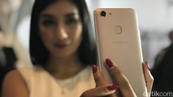 Di urutan nomor delapan pencarian terpopuler Google ada Oppo F5. Menjelang akhir tahun, Oppo menyodorkan perangkat selfie terbarunya tersebut. Smartphone ini membawa perubahan tampilan dan teknologi yang berbeda dari pendahulunya.  Foto: Adi Fida Rahman/detikINET
