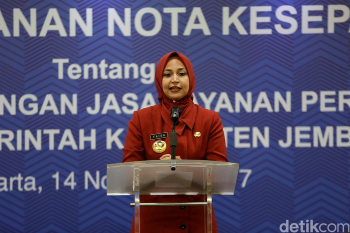 Direktur Utama Bank Tabungan Negara Maryono berjabat tangan dengan Bupati Jember Faida (kiri) usai penandatanganan nota kesepahaman tentang jasa layanan perbankan di Jakarta, Selasa (14/11/2017). Kerjasama PT Bank Tabungan Negara (Persero) Tbk. dengan Pemkab Jember diantaranya meliputi rencana pembangunan dan pembenahan Kampung Nelayan Puger sebagai salah satu upaya dalam mencapai target Program Satu Juta Rumah yang dicanangkan Presiden Joko Widodo.