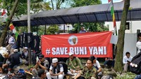 Spanduk-spanduk tersebut kebanyakan di tempel di pohon dan pagar yang merupakan pembatas milik Makodam III/Siliwangi. (Foto: Tri Ispranoto/detikcom)