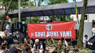Foto: Deretan Spanduk Save Buni Yani di Lokasi Sidang Vonis