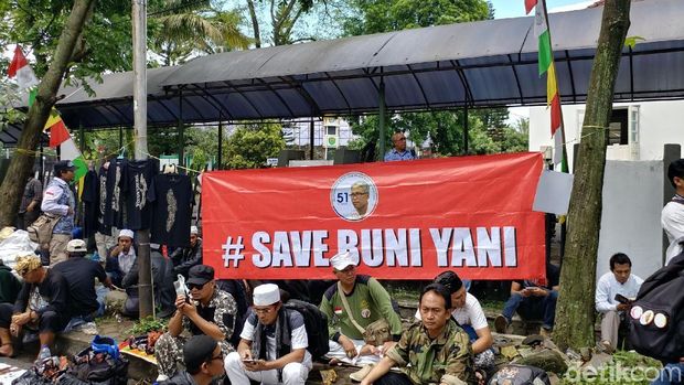 Spanduk Dukungan Buni Yani Berteberan di Depan Gedung Sidang
