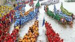 Foto: Sengitnya Balap Perahu di Festival Air Kamboja