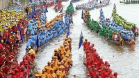 Foto: Festival Air Kamboja juga dikenal dengan Bon Om Touk. Festival ini dirayakkan selama tiga hari pada bulan purnama Oktober atau November (AFP)