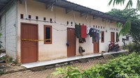 Kontrakan itu kini dipasangi garis polisi. Berdasarkan pantauan detikcom di lokasi pada Selasa (14/11/2013) sekitar pukul 10.50 WIB, garis polisi membentang di dinding depan kontrakan. Garis polisi itu juga menutupi pintu masuk kontrakan.